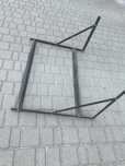 Uchwyt ścienny na opony lub felgi – solidny metal, 80 cm