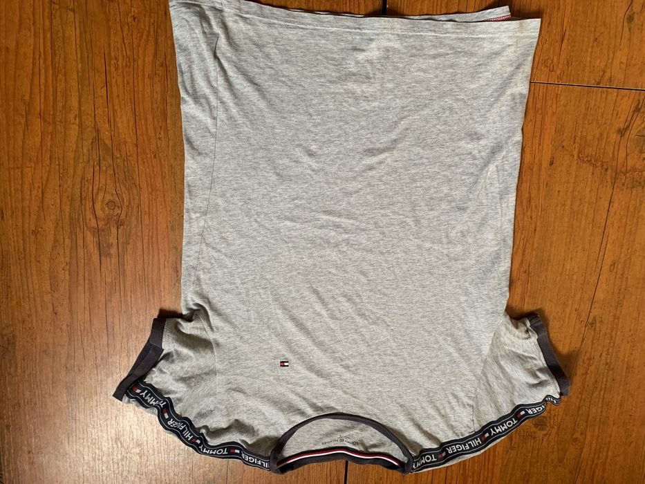 Сіра футболка від Tommy Hilfiger на лампасах