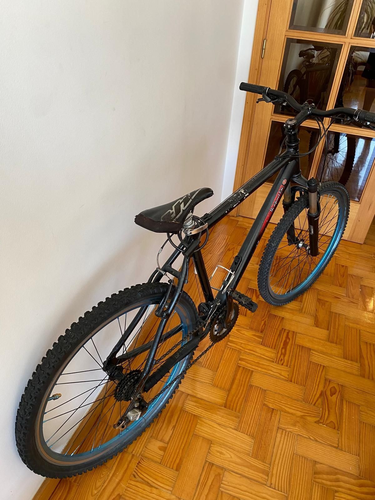 Bicicleta usada bem conservada