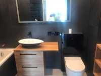 Bernstein naścienny sanitarny moduł WC z przeszklonym czarnym frontem