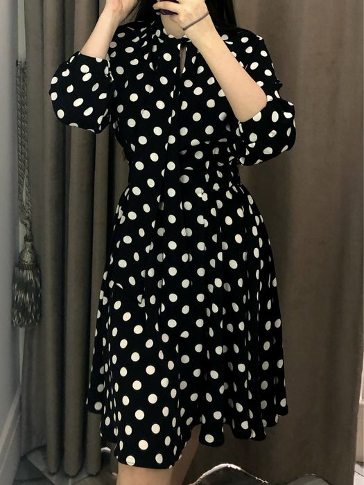 Сукня чорна в горошок