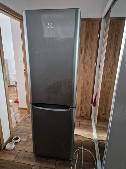 Uszkodzona lodówka Indesit srebrna