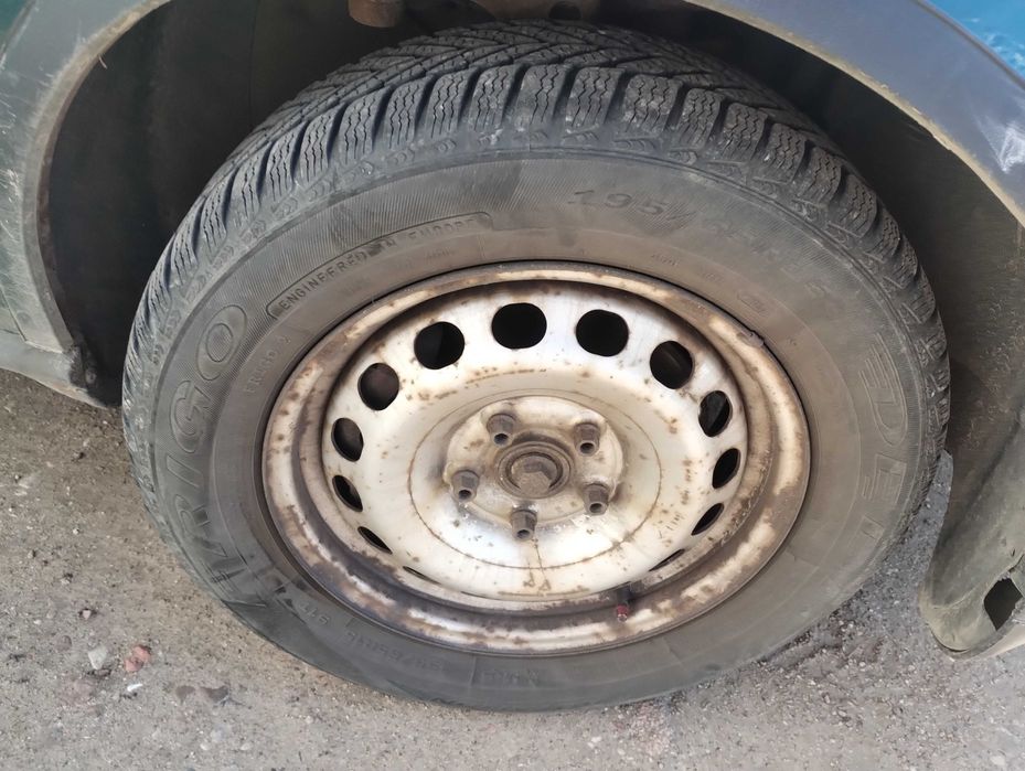 4 koła z Audi A4B5 z oponami zimowymi Dębica Frigo 2 195/65/r15.