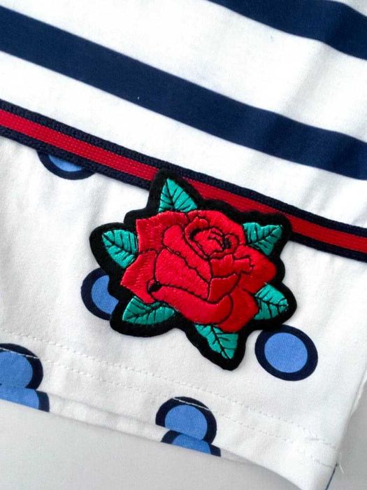 T-Shirt com rosa bordada