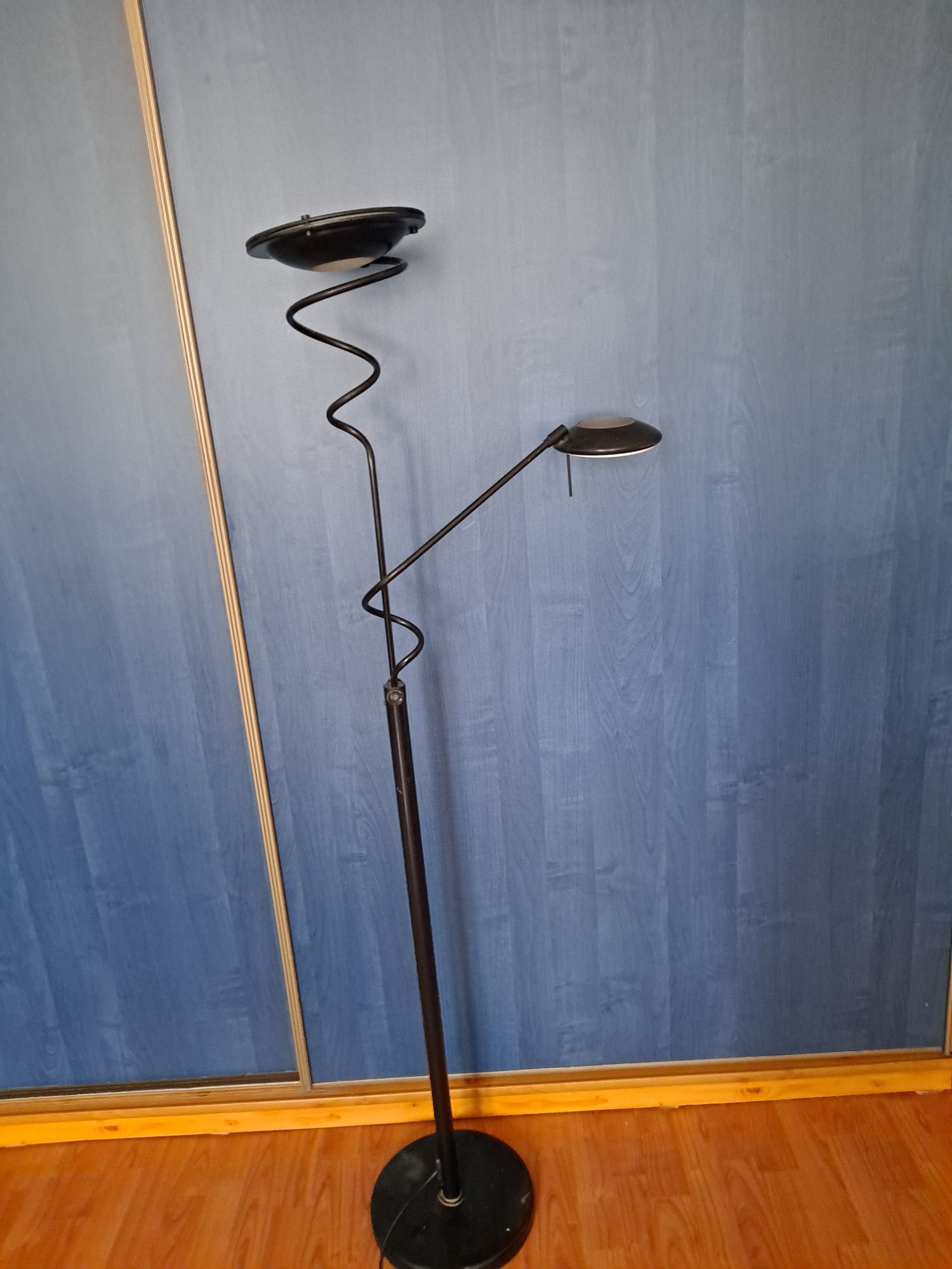 Lampa stojąca czarna