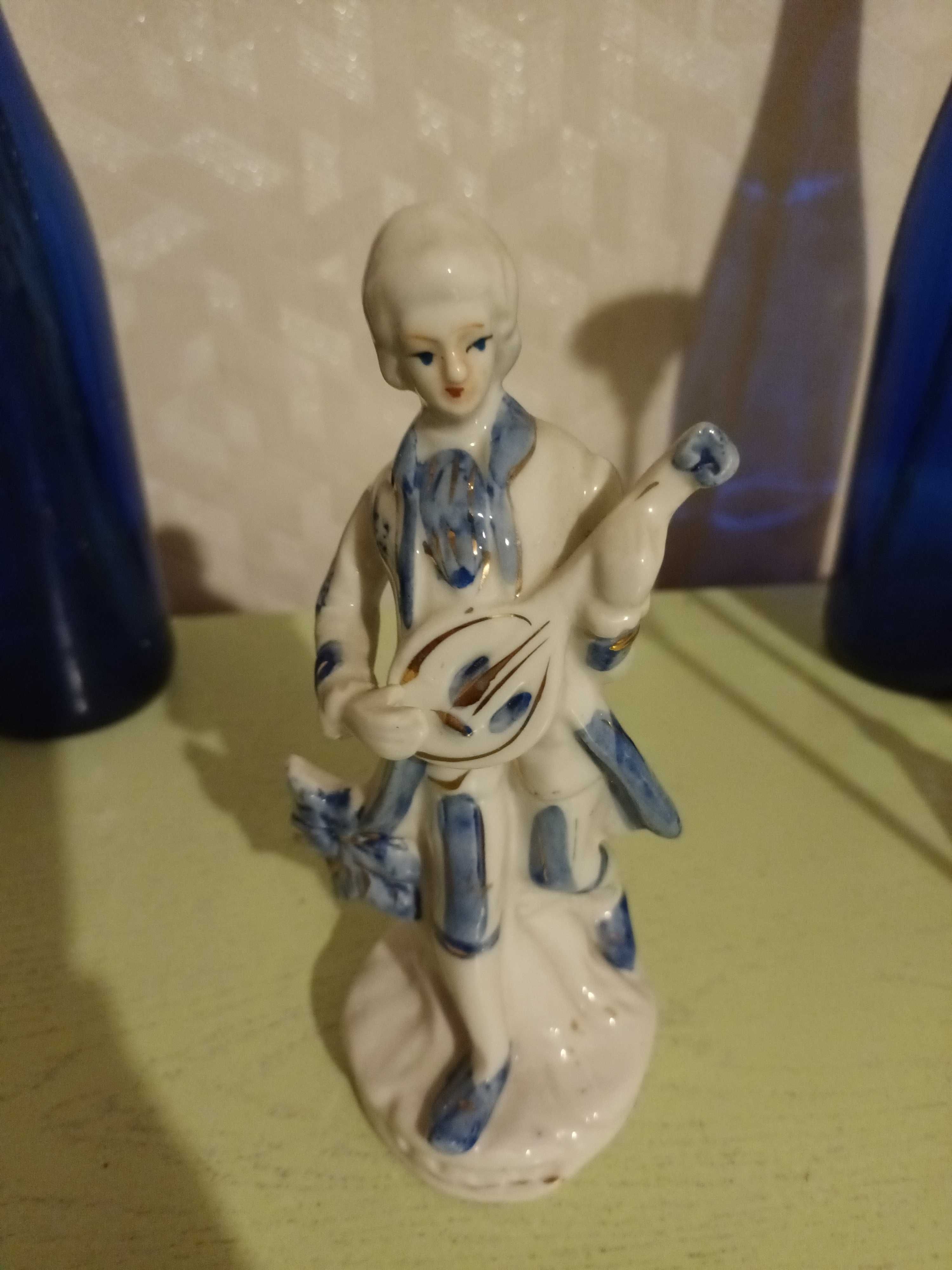 Mała figurka porcelanowa
