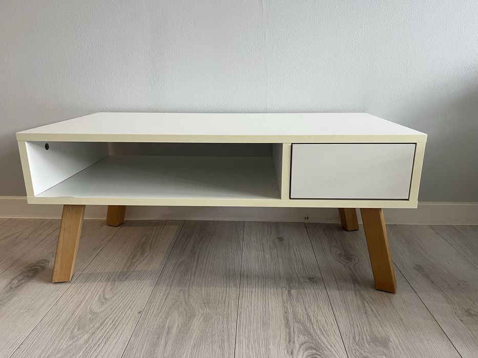 Stolik kawowy w stylu skandynawskim