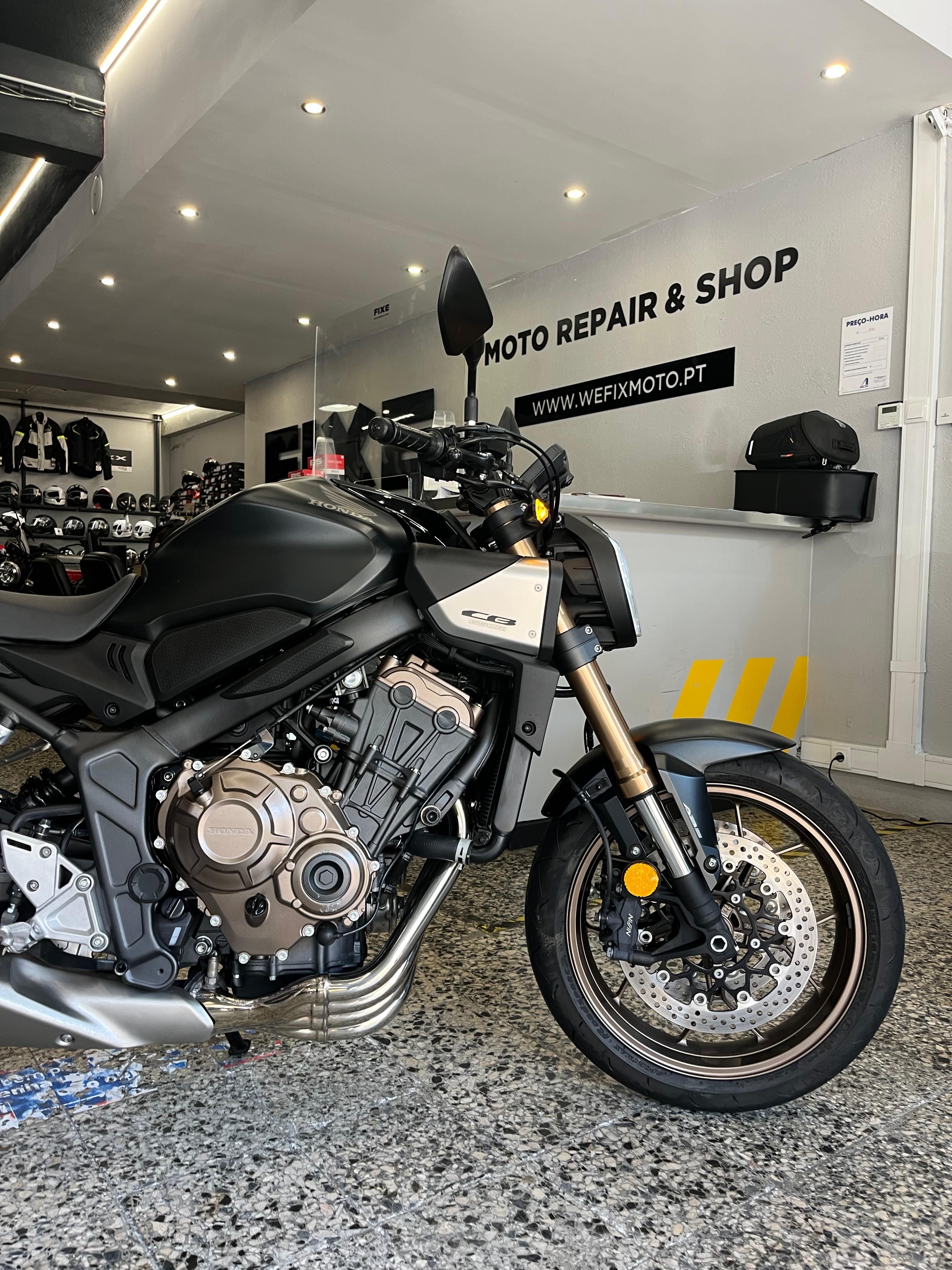 Honda CB 650 RA de 2024, como nova, com apenas 2902 Kms