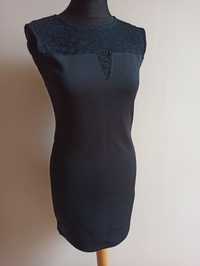 Czarna sukienka mini z koronkowym dekoltem 36 S