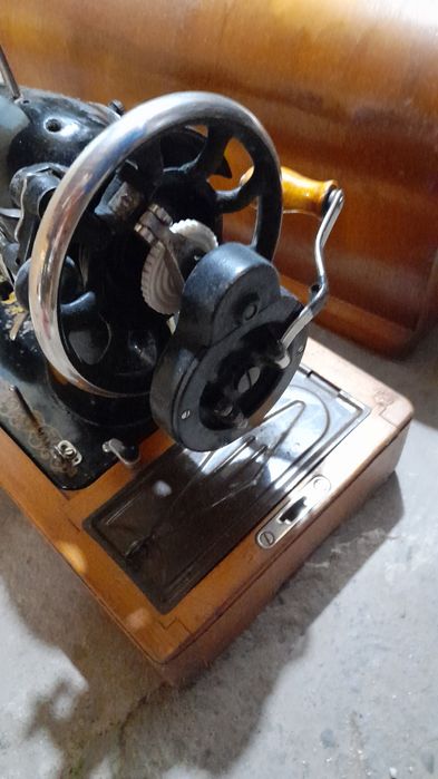 Швейна машинка ручна