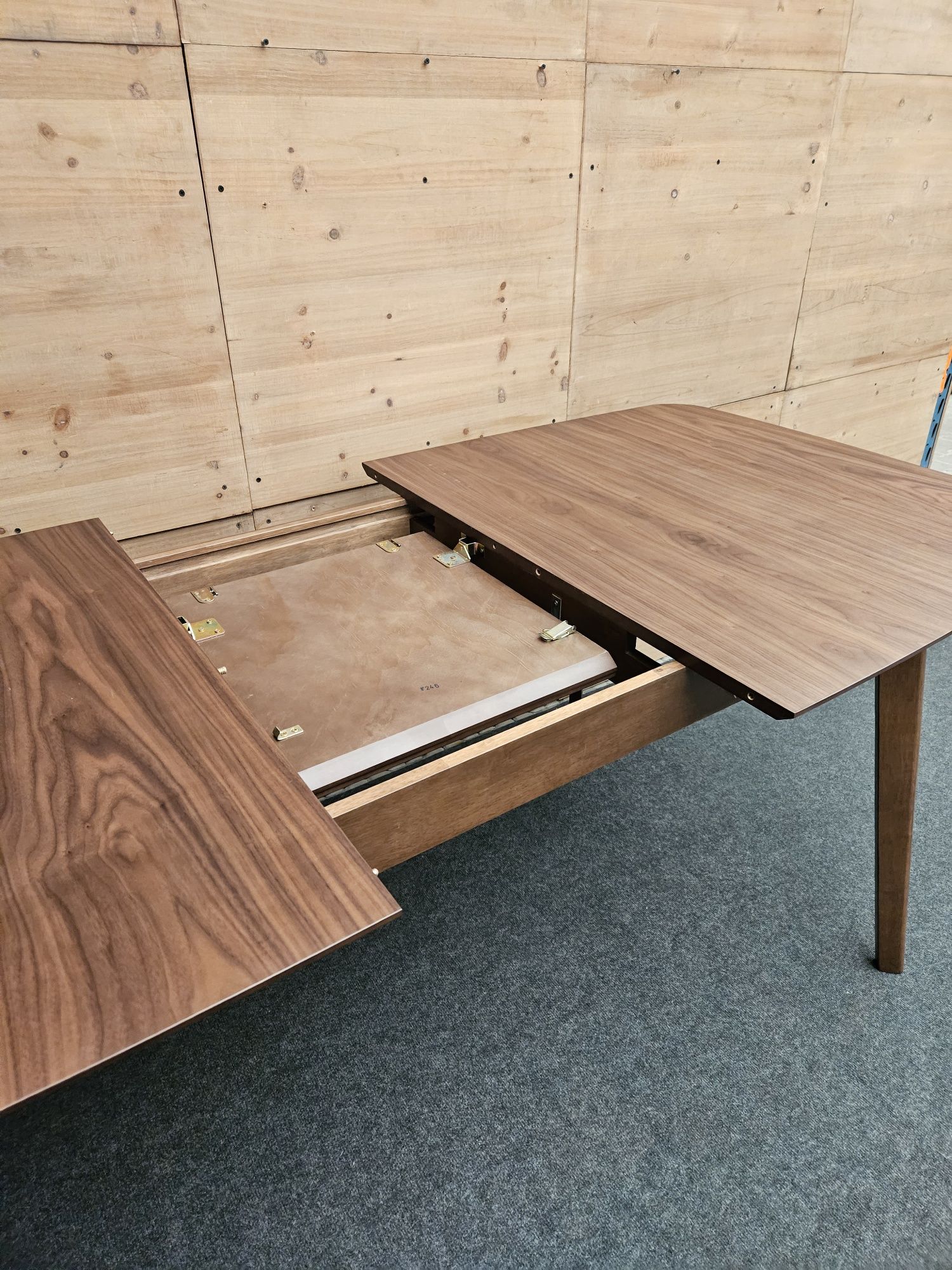 Stół rozkładany dla 6 osób kolor ciemnego drewna