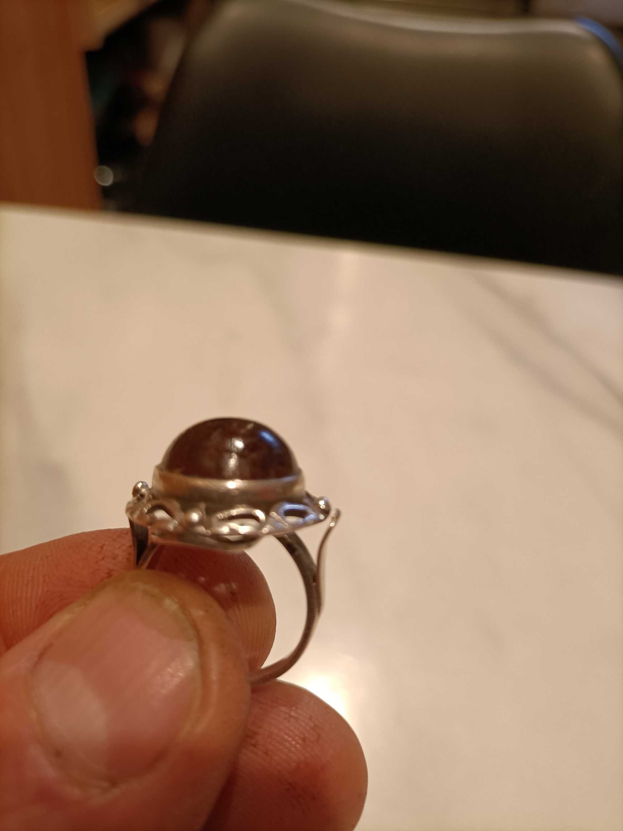 WarMet srebrny pierścionek z bursztynowym kamykiem