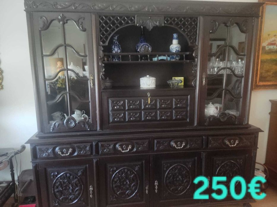 Vários móveis antigos