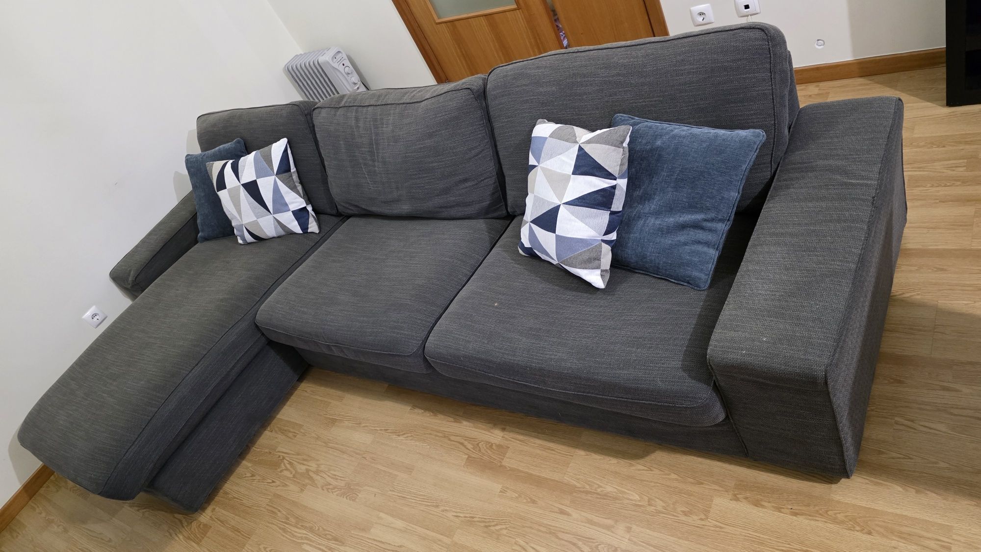 Sofá robusto e confortável, chaise-longue IKEA