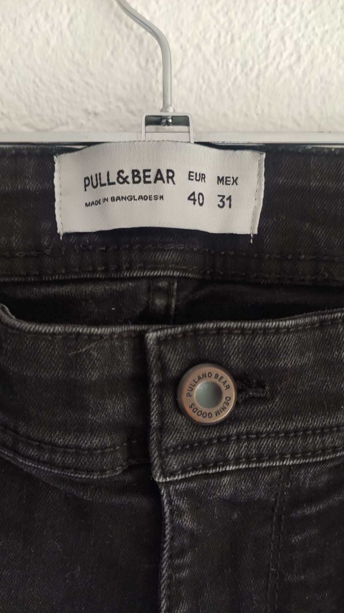 Męskie spodnie jeansy z przetarciami - Pull&Bear