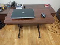 Regulowany stolik pod laptop na rolkach (kolor ciemny)