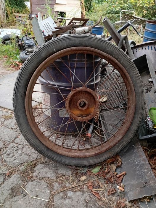 Stare koło z motocykla