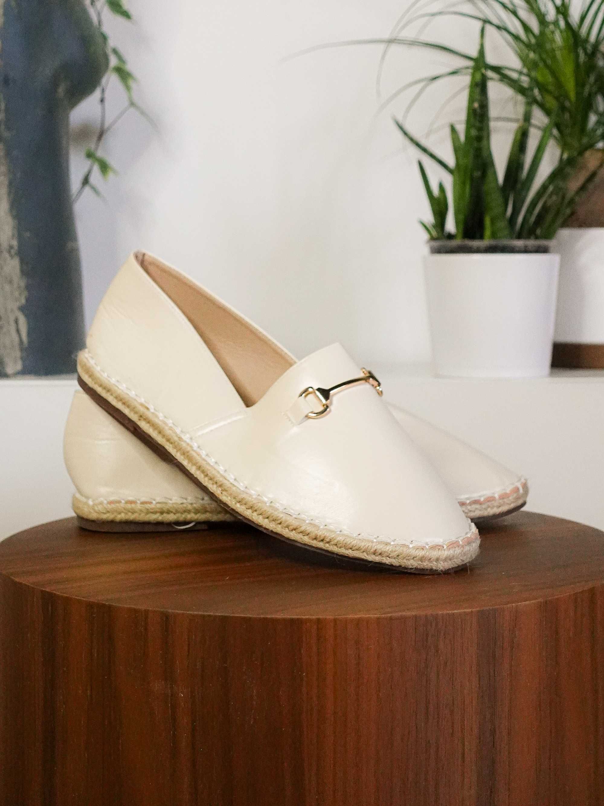 Używane męskie espadryle Truffle Collection, rozmiar 44, kremowe