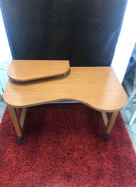 Secretária com rodas para computador. Oferta da cadeira.