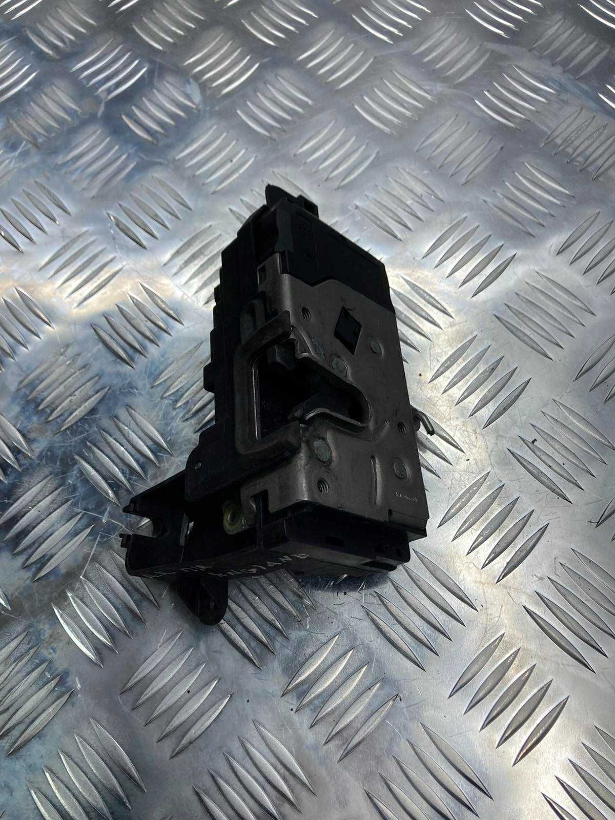 Замок двери правый перед Opel Astra H  13105937