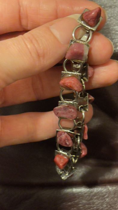 Вишуканий вінтажний браслет ручної роботи з бордовим натураль камінням