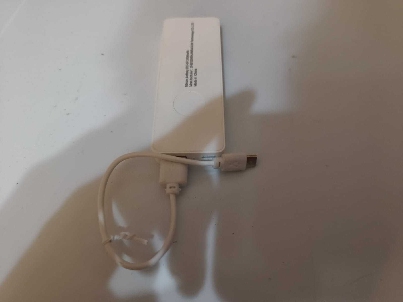 Powerbank 2400mAh + kabel micro USB.