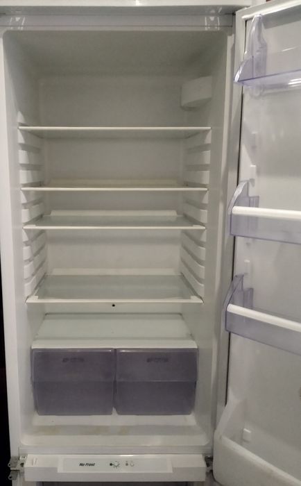 Продам встроенный холодильник Zanussy