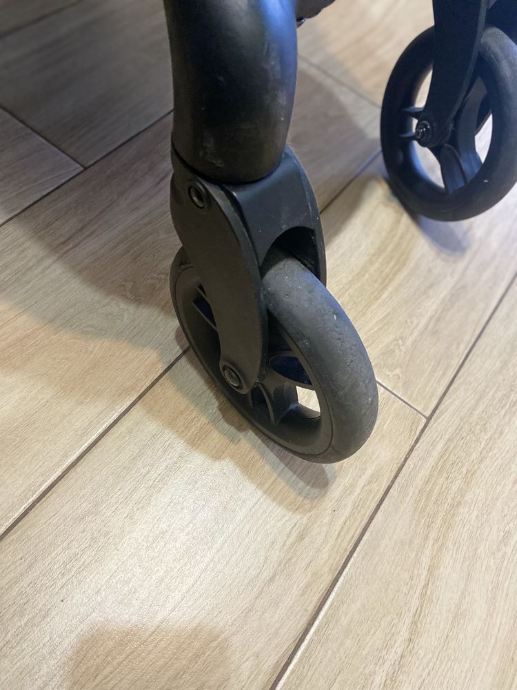 Прогулянкова коляска Kinderkraft CRUISER | Великі непробивні колеса |