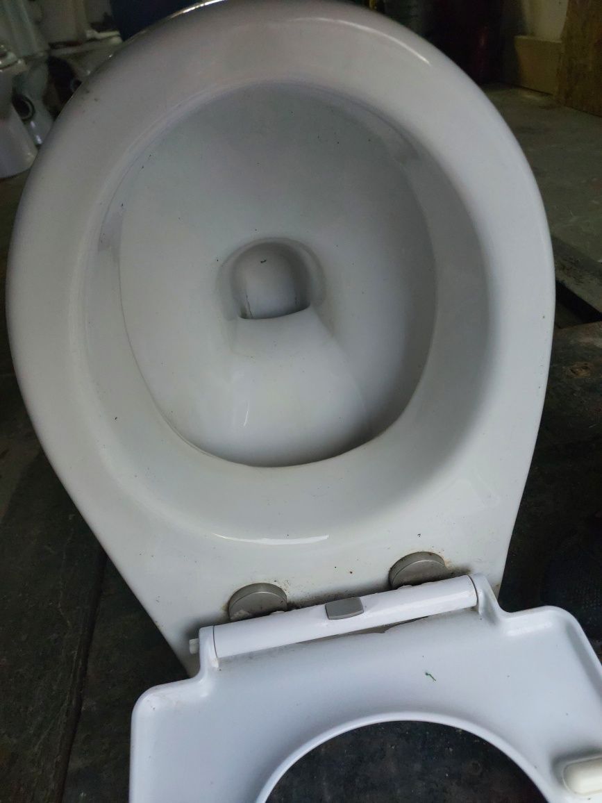 WC  bez spłuczki lub inną.