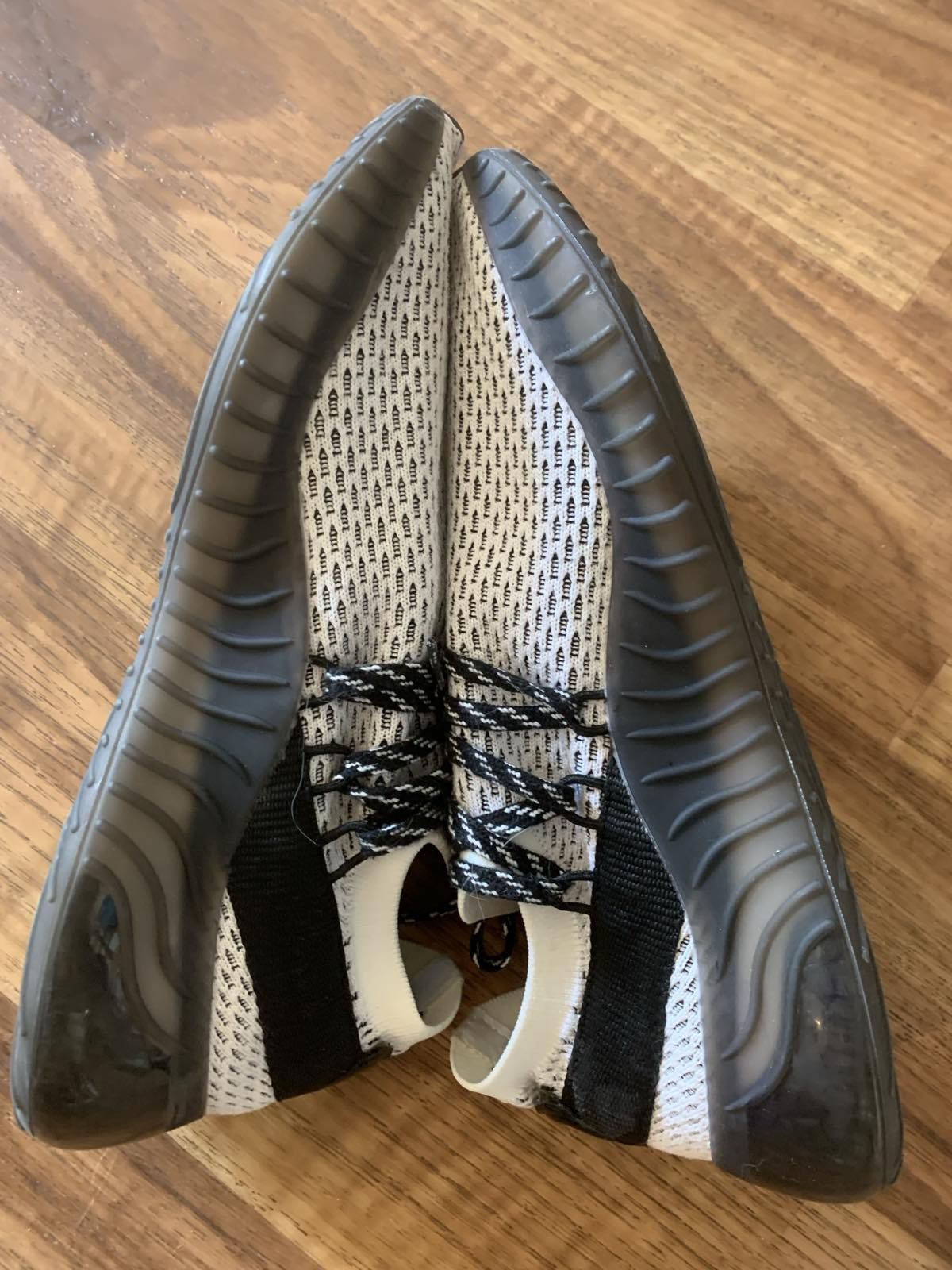 Брендовые кроссовки GUESS ( оригинал), 42р.