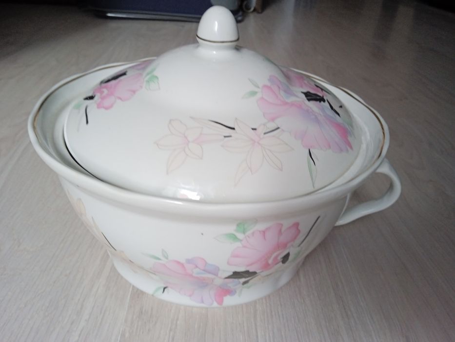 Чайный набор, стаканы, фужеры, сковородки.