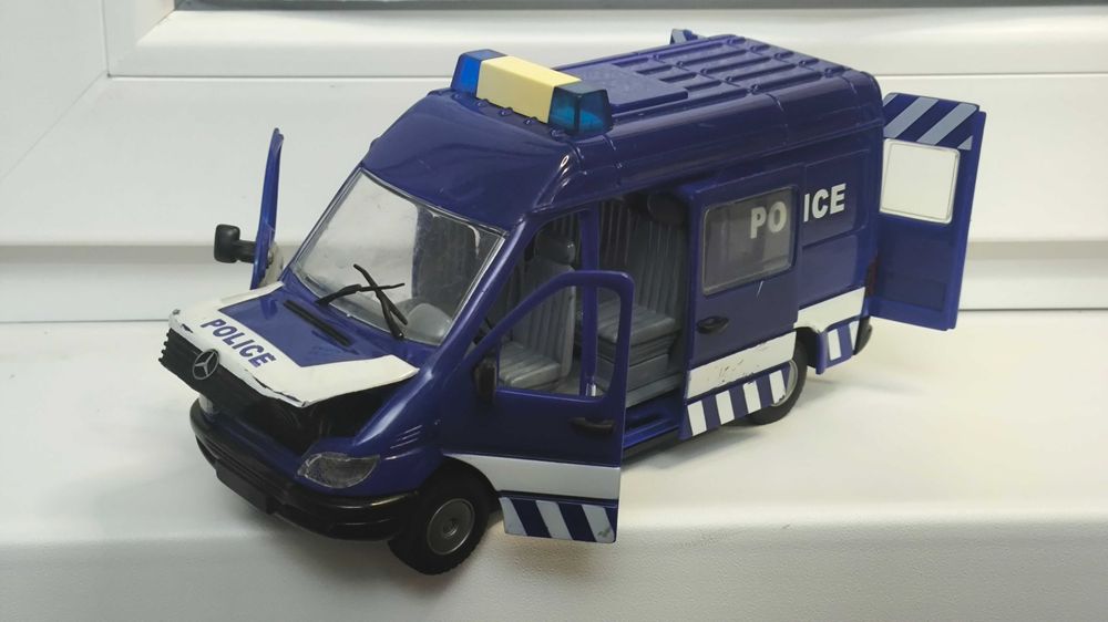 Машинка Mercedes Sprinter Police 1.24