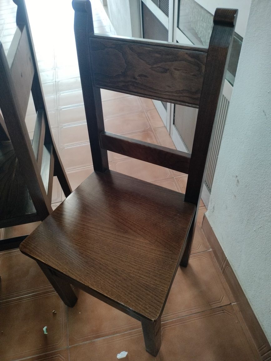 Mesa e cadeiras madeira escura
