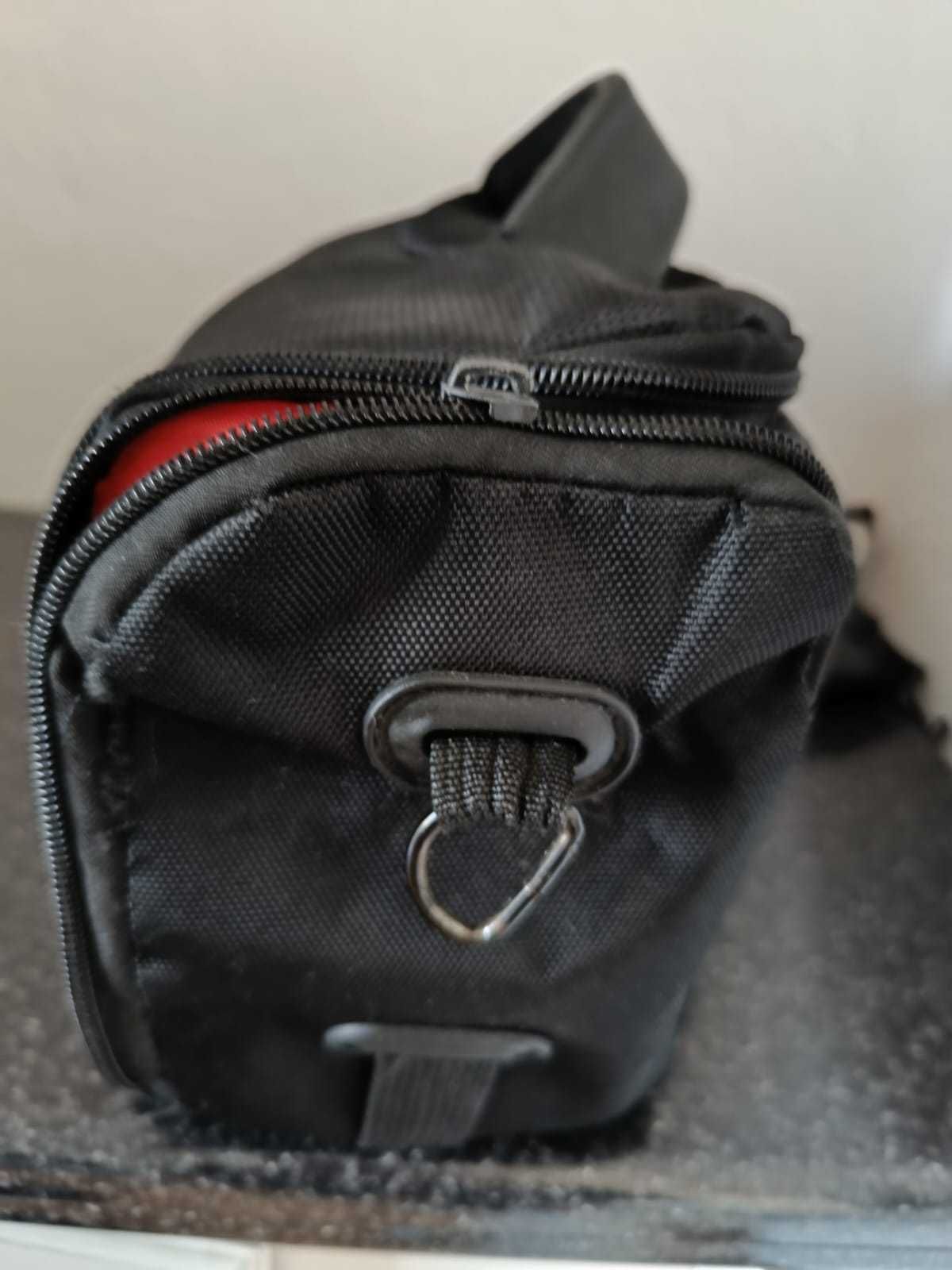 Bolsa de câmera profissional com boas divisões.