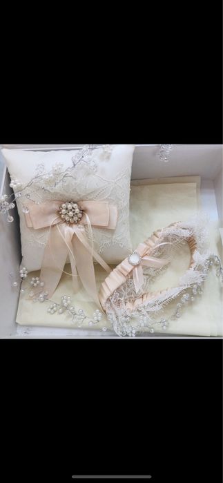 Свадебная подушечка для колец и  подвязка