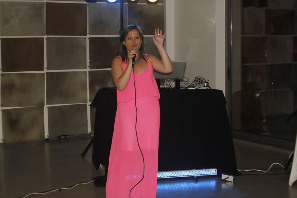 Cantora em eventos procura Banda e trabalhos extra