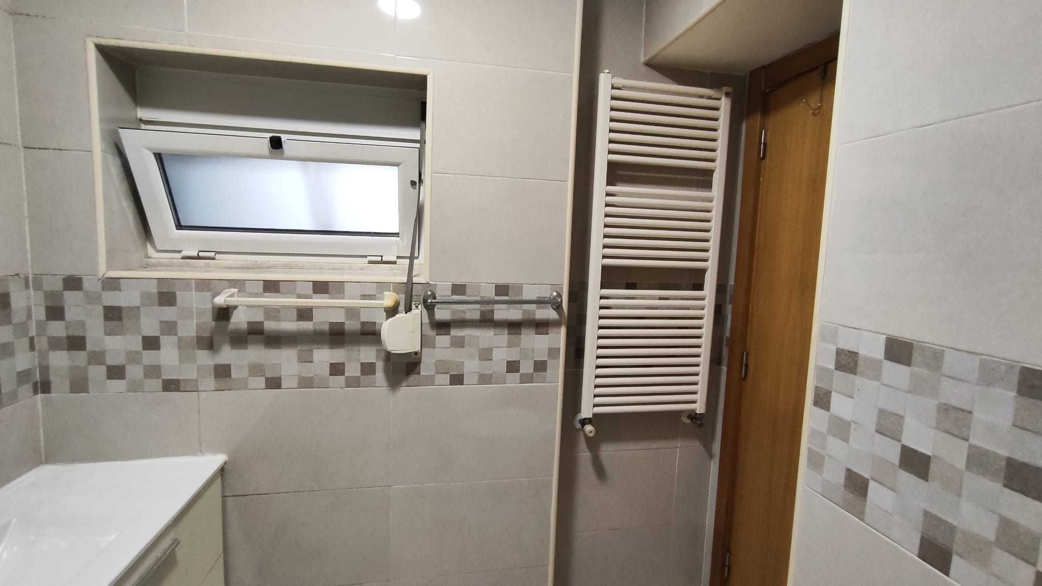 CASCAIS - Arrenda-se apartamento T1 com terraço e aquecimento central
