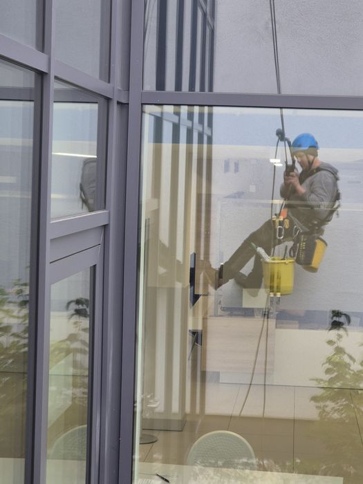 Mycie okien, witryn. Mycie na wysokosci, także alpinistycznie.