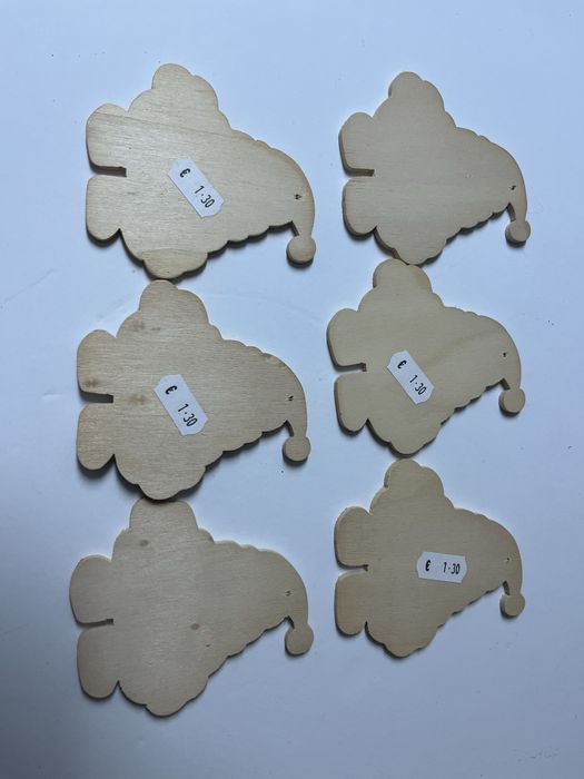 Recortes de madeira em forma de gnomo