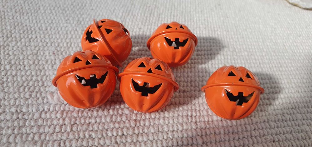Śliczne pomarańczowe dzwonki metalowe, 5 sztuk, dynie, nowe. Halloween