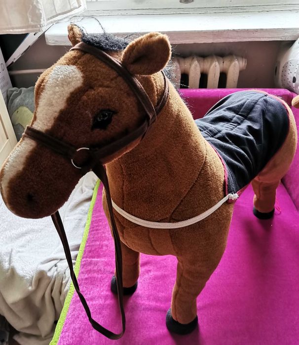 Konik dla dziecka. Do siedzenia i zabawy. Konik wydaje odgłosy.