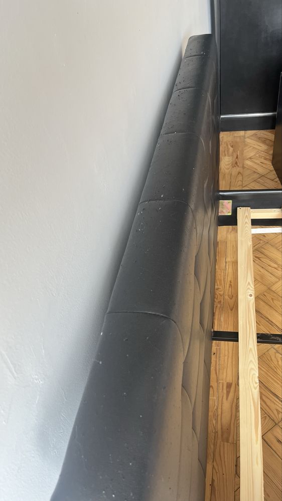 Cama preta com colchão