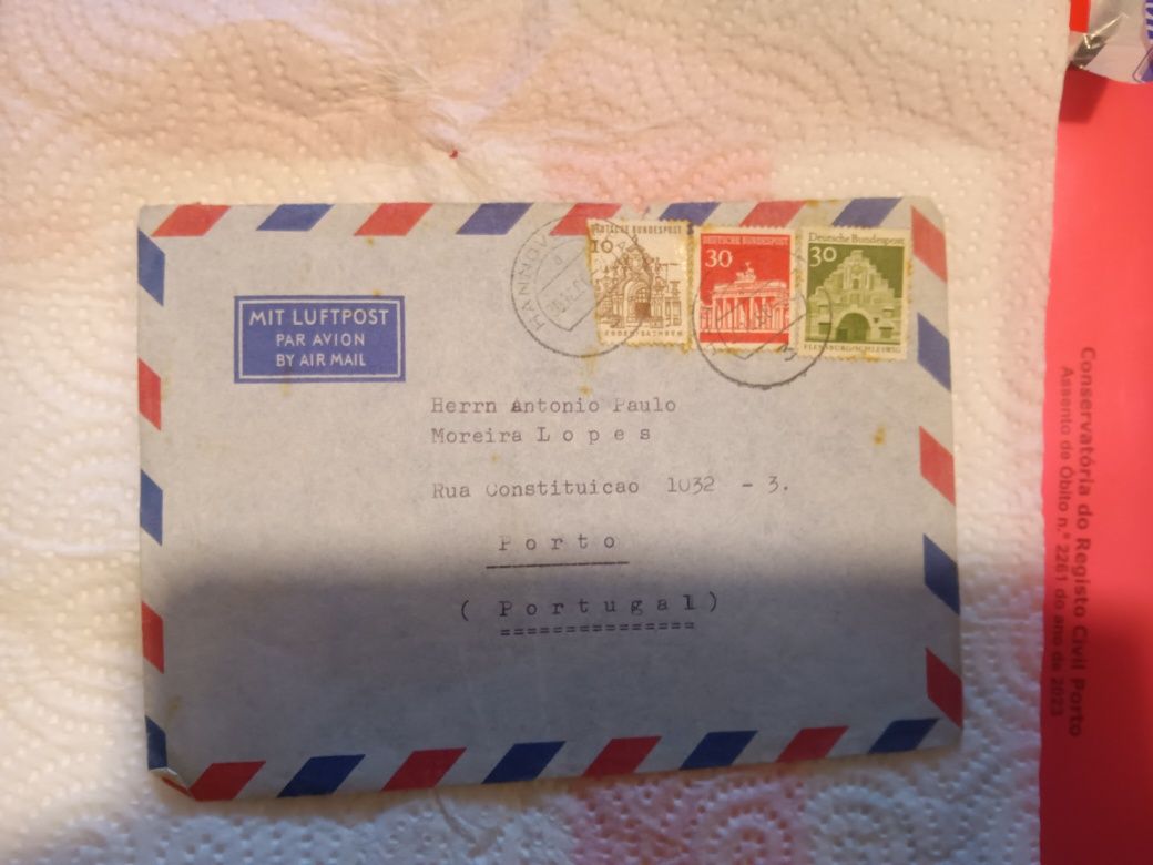 Envelope com selos carimbados