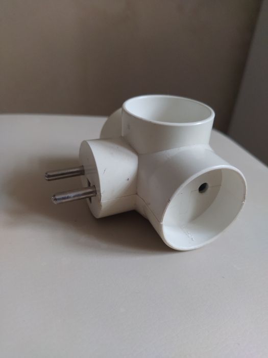 Rozgałęźnik Na 3 Wejścia W Dobrym Stanie Kolor Biały