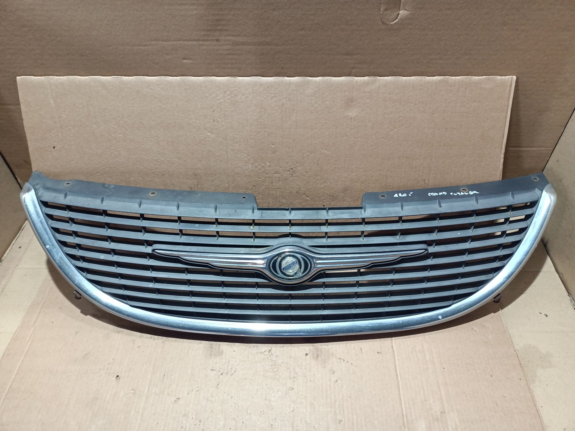 Grill atrapa zderzaka Chrysler Grand Voyager IV