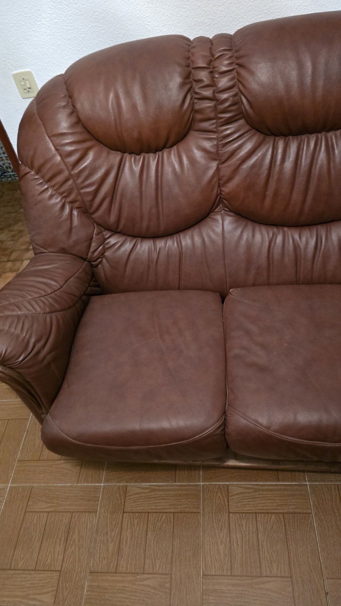 Sofá de pele castanho