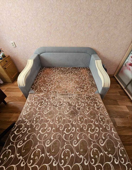 Диван розкладний із великим спальним місцем