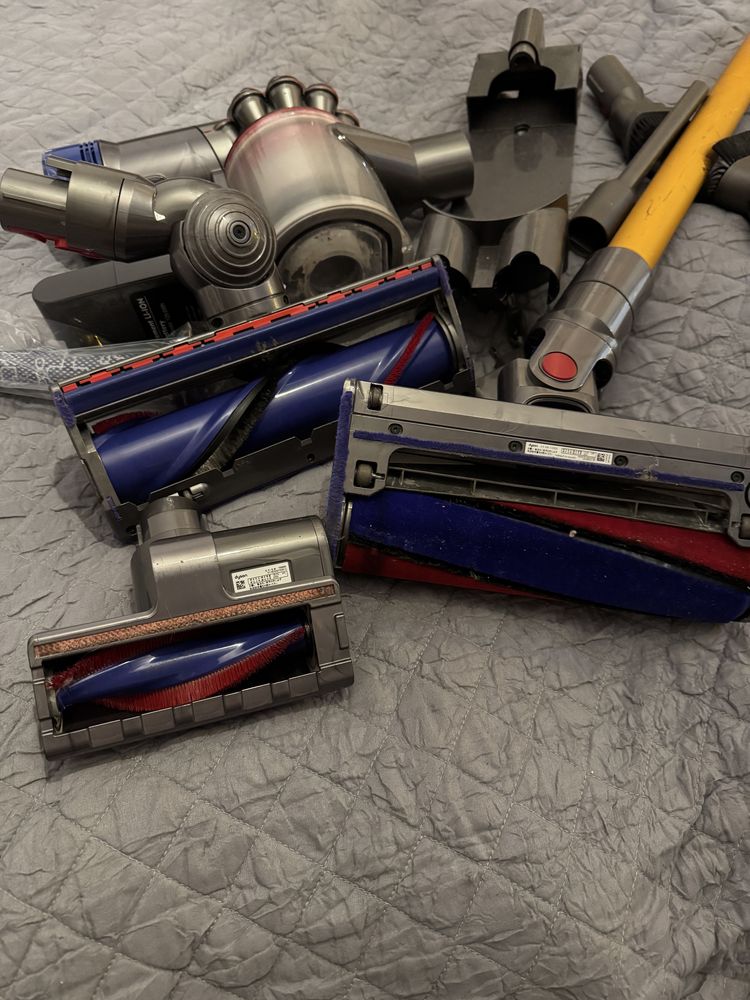 Duzy zadbany zastaw odkurzacz Dyson v8 Absolute nowa bateria filtry