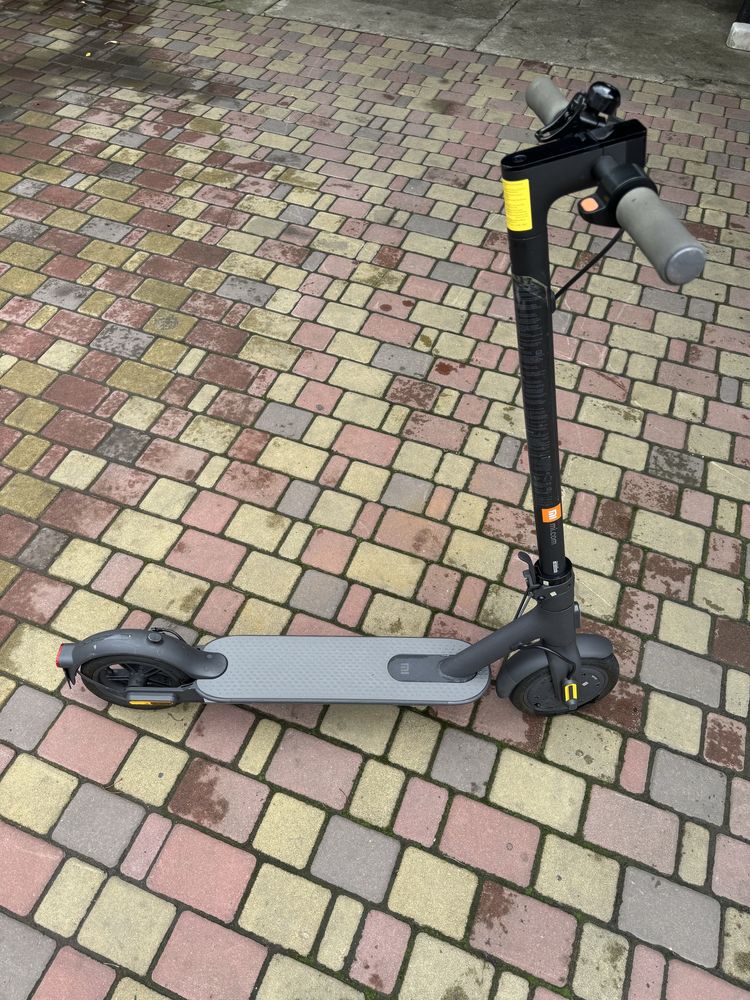 Електросамокат Xiaomi Mi Electric Scooter Essential 2021