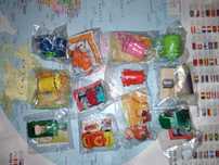 Brindes Kinder, bases para copos, fitas porta chaves e azulejos